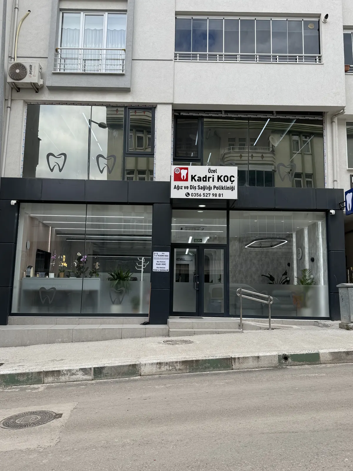 Kliniğin bulunduğu bina, Mehmet Akif Ersoy Caddesi