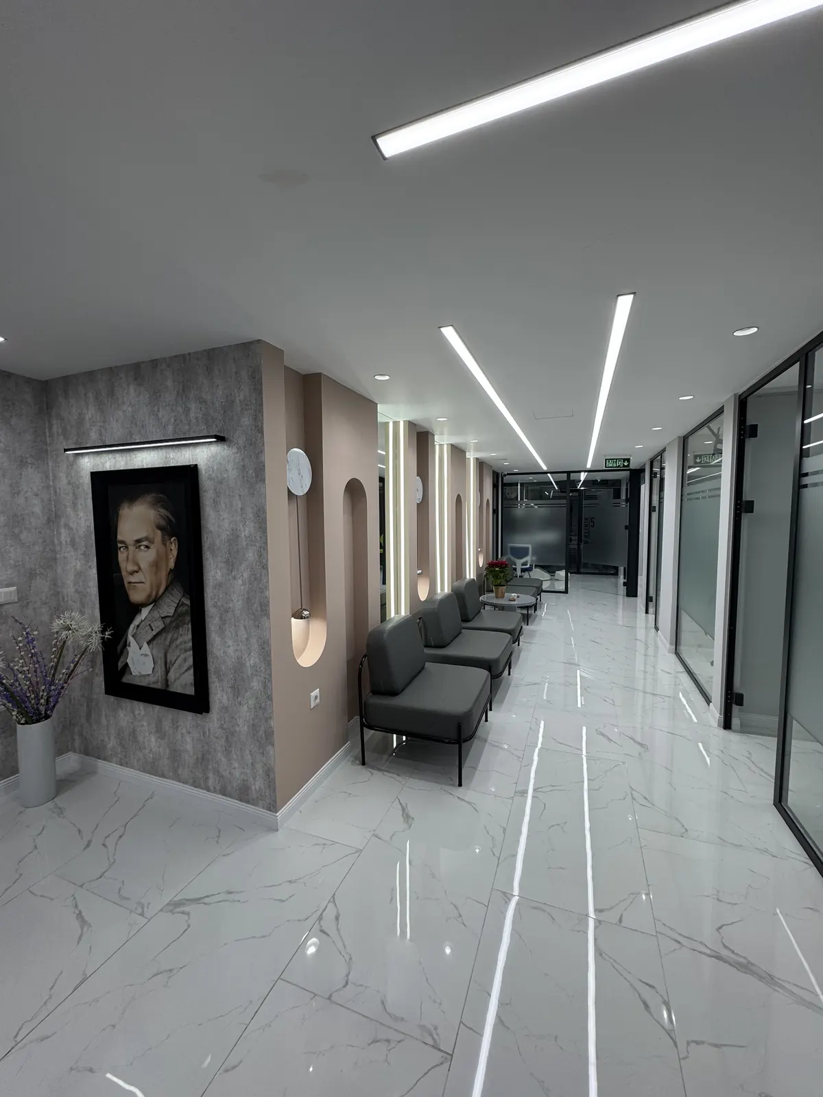 Bekleme koridoru, Atatürk portresi ve bekleme koltukları